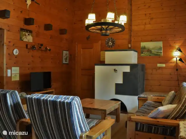Q alm dernier étage | Autriche, Tyrol, Maurach - chalet Le salon confortable avec poêle à bois autrichien moderne
