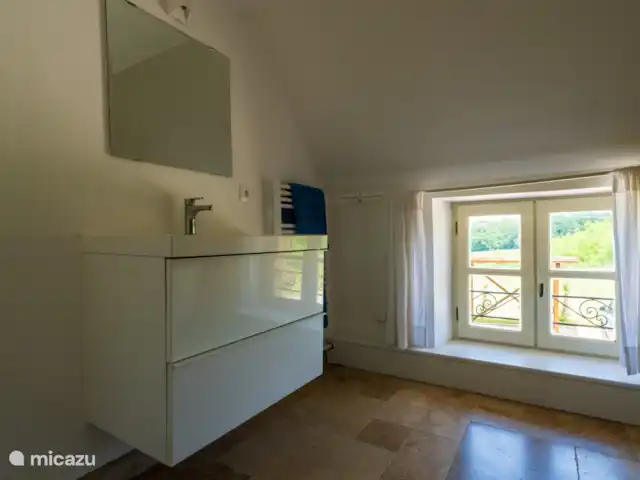 amarie en Francia, Dordoña, Saint-Romain-de-Monpazier - casa vacacional Cuarto de baño 1ª planta con bañera y lavabo