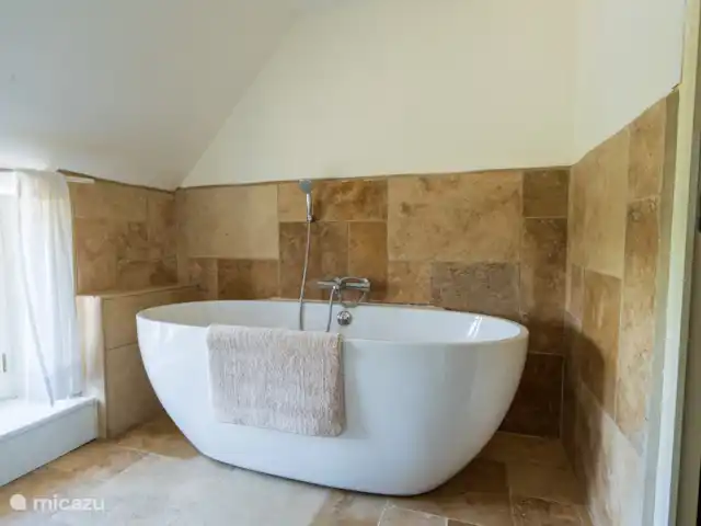 amarie en Francia, Dordoña, Saint-Romain-de-Monpazier - casa vacacional Cuarto de baño con bañera y lavabo.