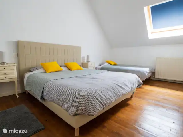 amarie en Francia, Dordoña, Saint-Romain-de-Monpazier - casa vacacional Dormitorio muy espacioso para 3 personas con cama doble de 1,60 por 2m y 1 cama de 1,20m por 1,90m