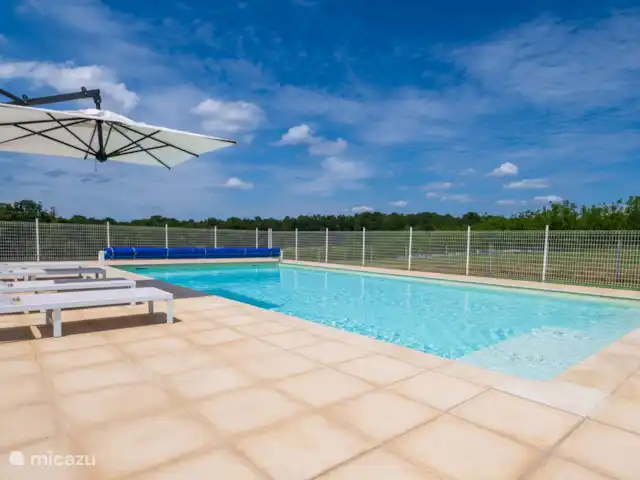 amarie en Francia, Dordoña, Saint-Romain-de-Monpazier - casa vacacional Piscina de 6m por 12m con tumbonas y sombrilla.