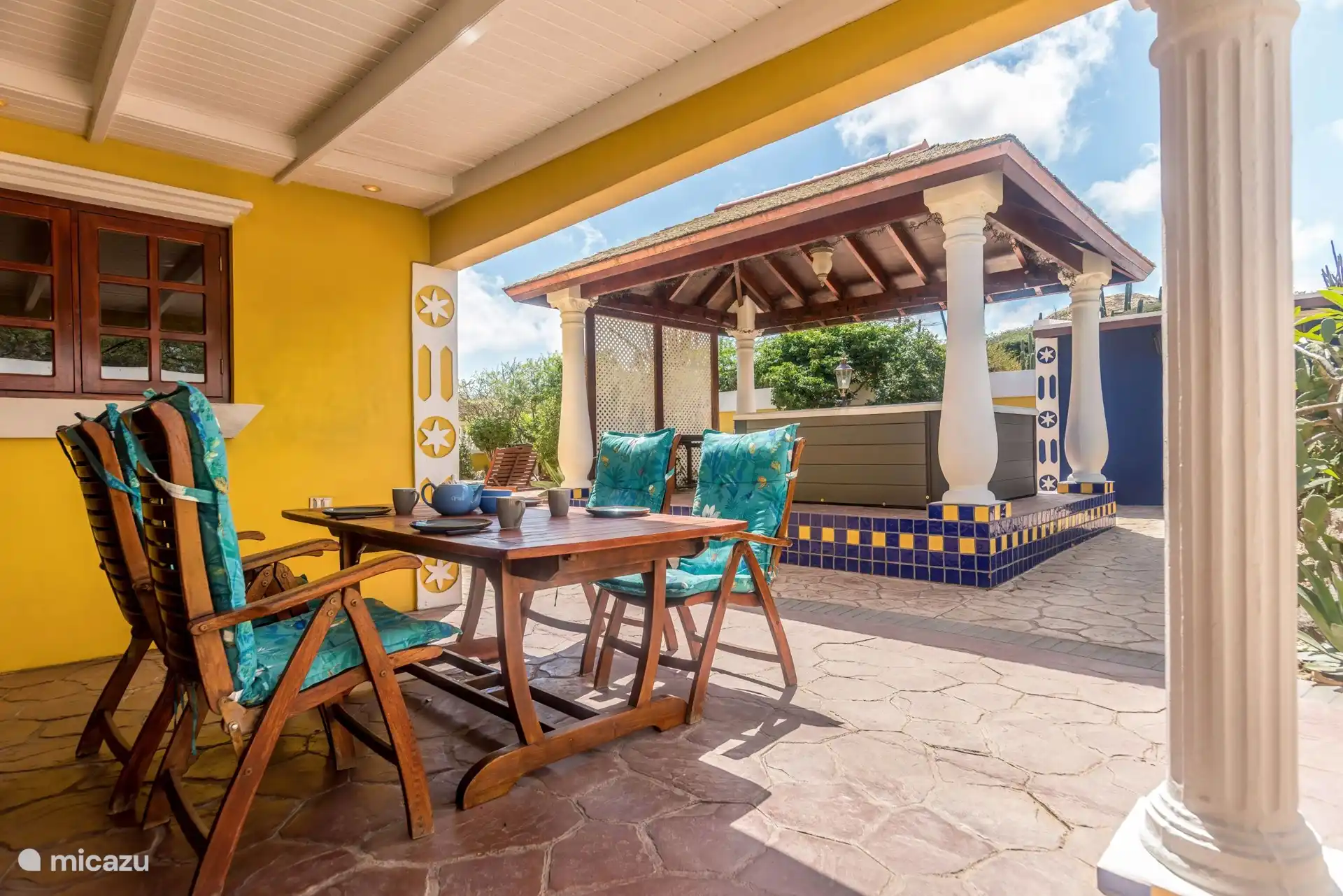 Eine Tasse Kaffee in der Morgensonne genießen 
