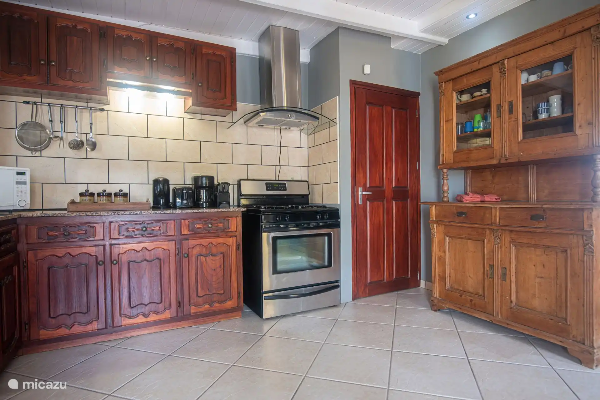 Großer Herd, Senseo-Kaffeemaschine, Nespresso-Maschine, Mikrowelle und großer Kühlschrank 