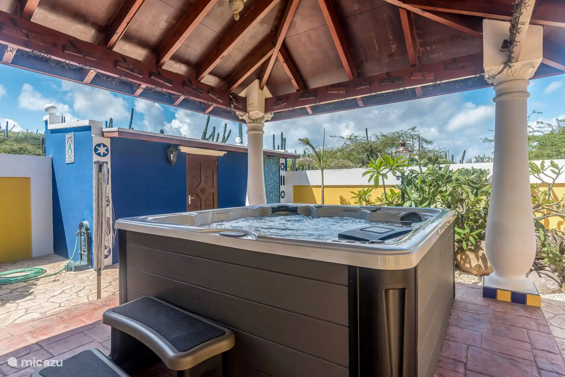 Unser schöner Whirlpool für 7 Personen wird jede Woche vom Poolboy gewartet 