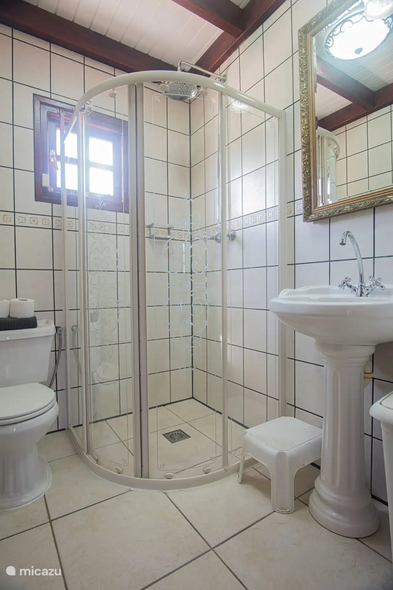 Badezimmer mit heißem Wasser in der Dusche 
Waschbecken und WC 