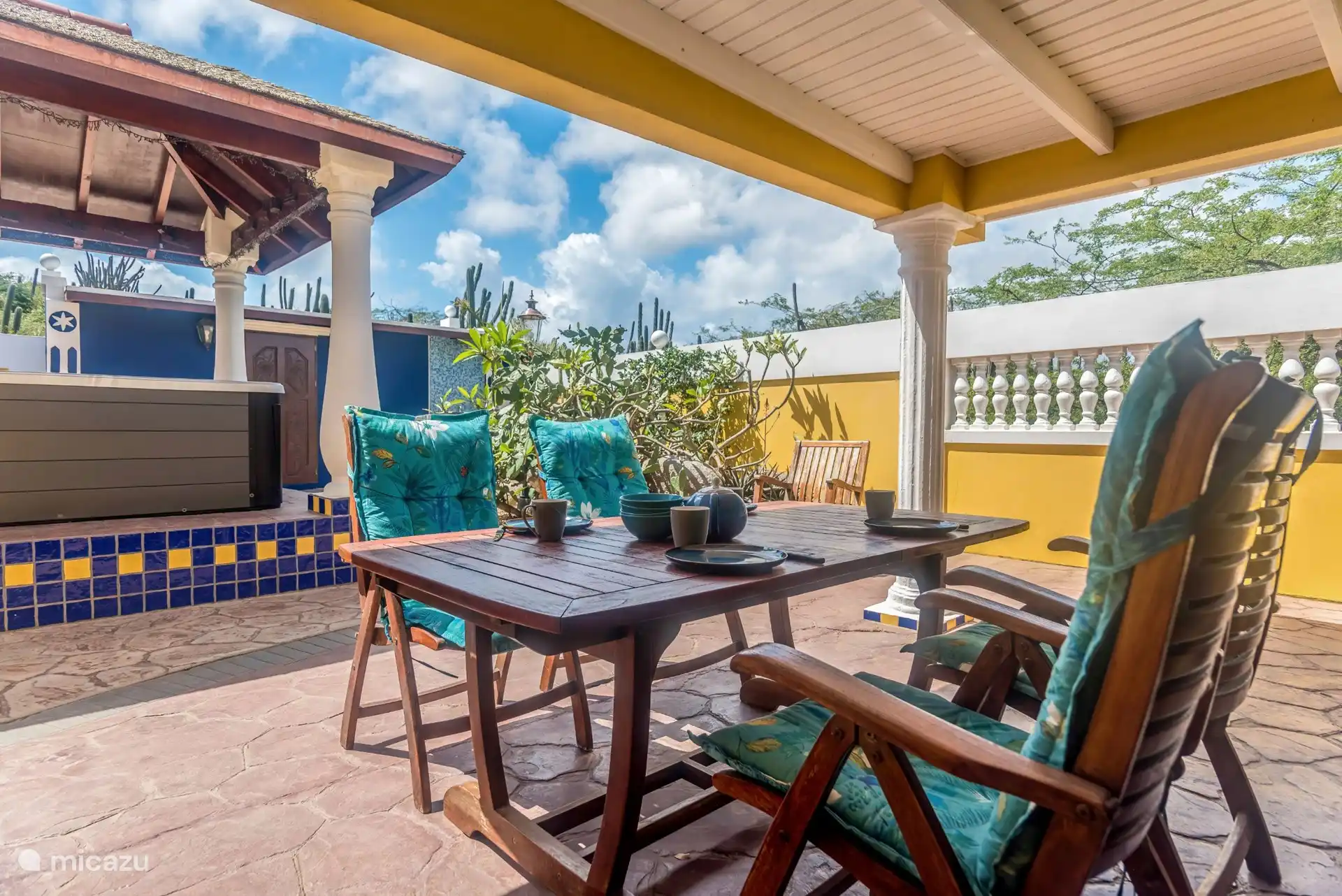 Diese Terrasse befindet sich auf der Rückseite der Küche, wo Sie durch zwei Terrassentüren eintreten 