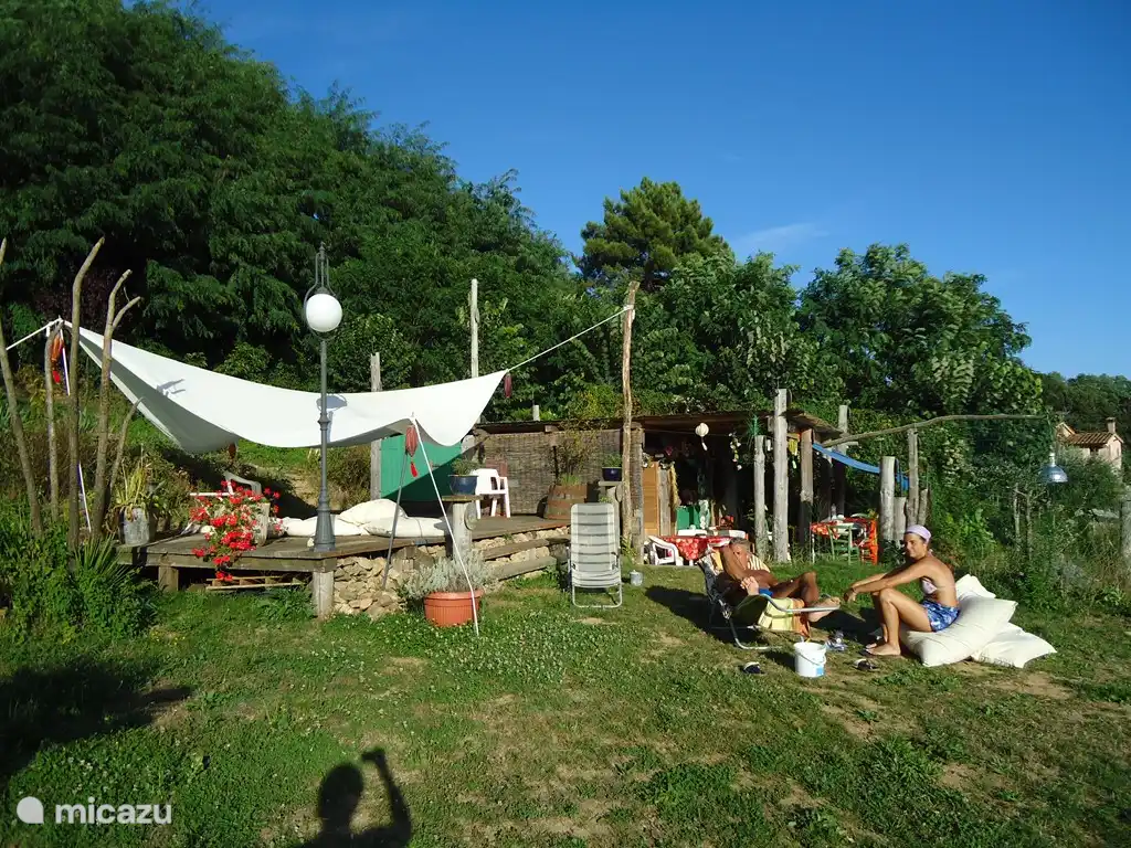 Sonnenbaden am Pool.