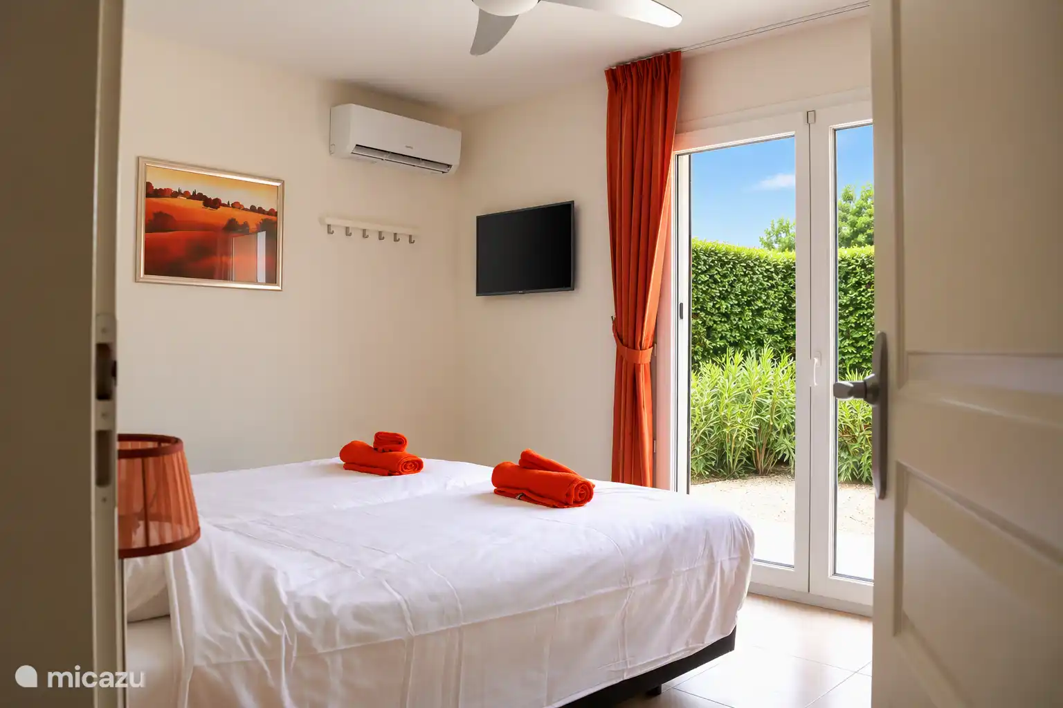 Master bedroom met boxspringbed, airco en Smart TV