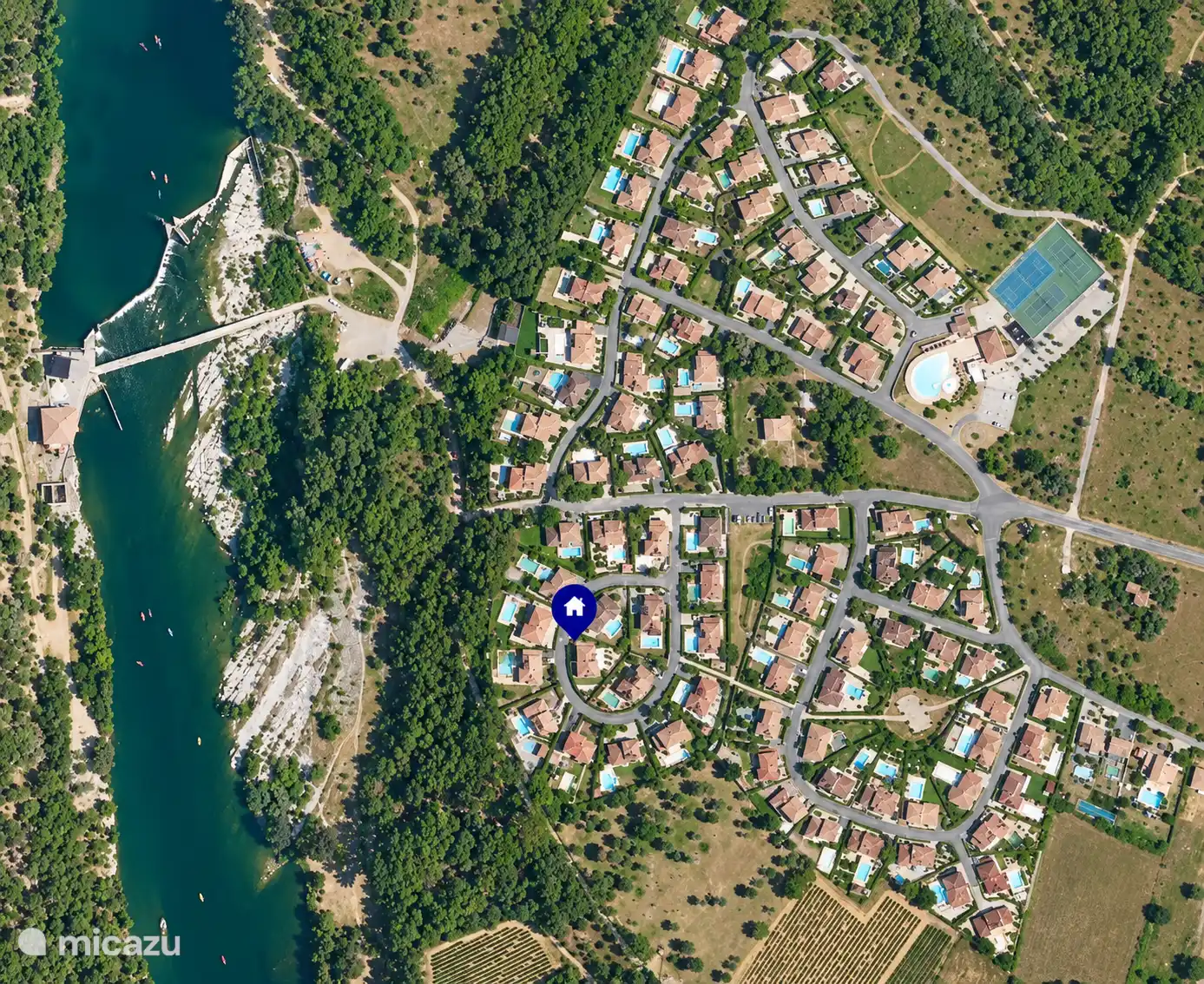 Ubicación de la villa en el parque Domaine les Rives de l'Ardèche, a orillas del río Ardèche. 