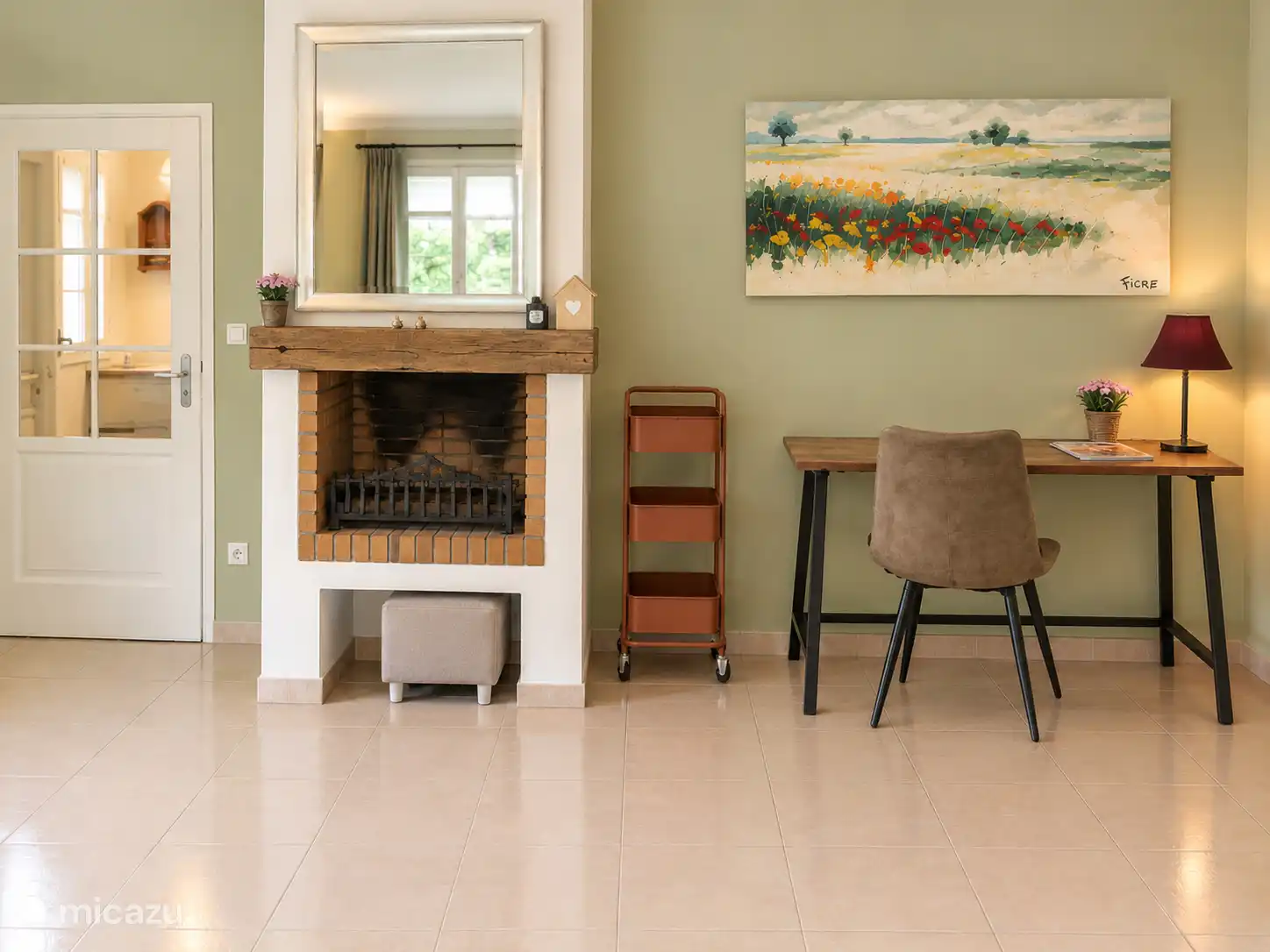 Knusse woonkamer met open haard en werkplek