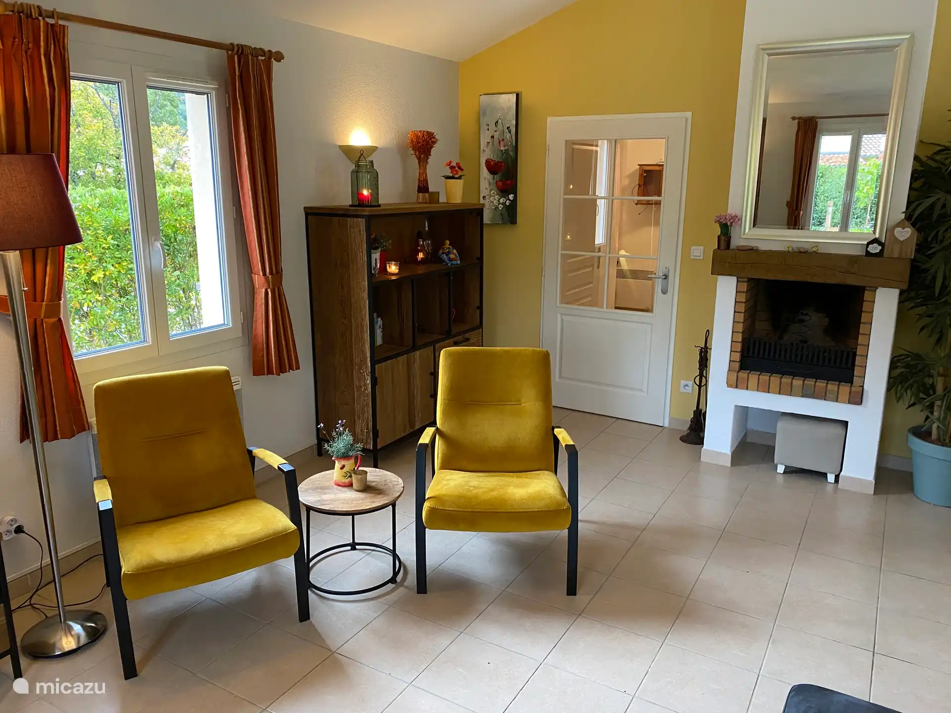 Gezellig woonkamer met open haard.