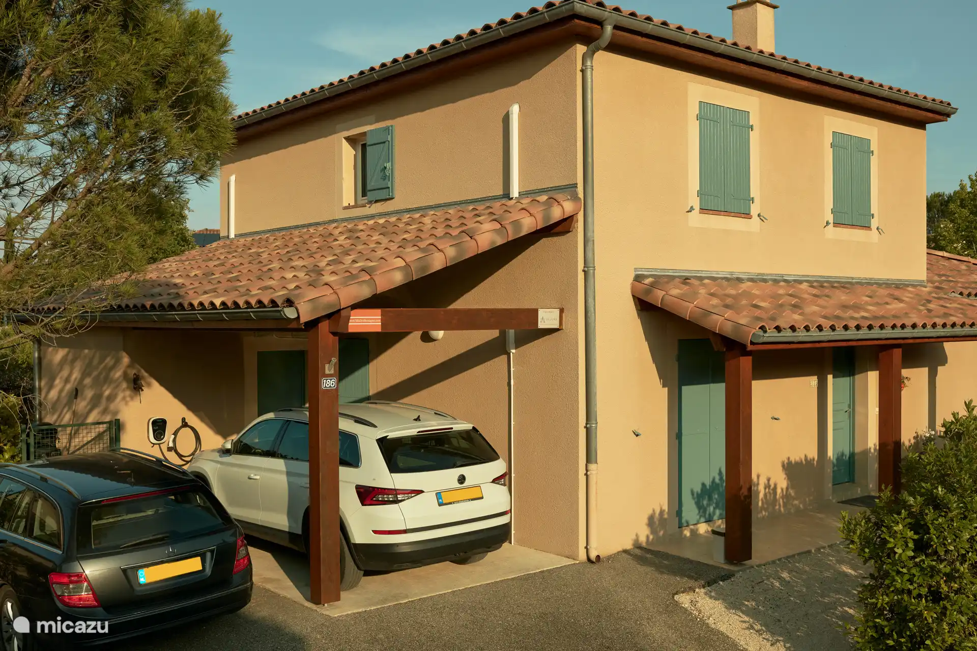 Dos plazas de aparcamiento en el lugar. La estación de carga para coches eléctricos puede utilizarse gratuitamente entre las 09:00 y las 18:00.