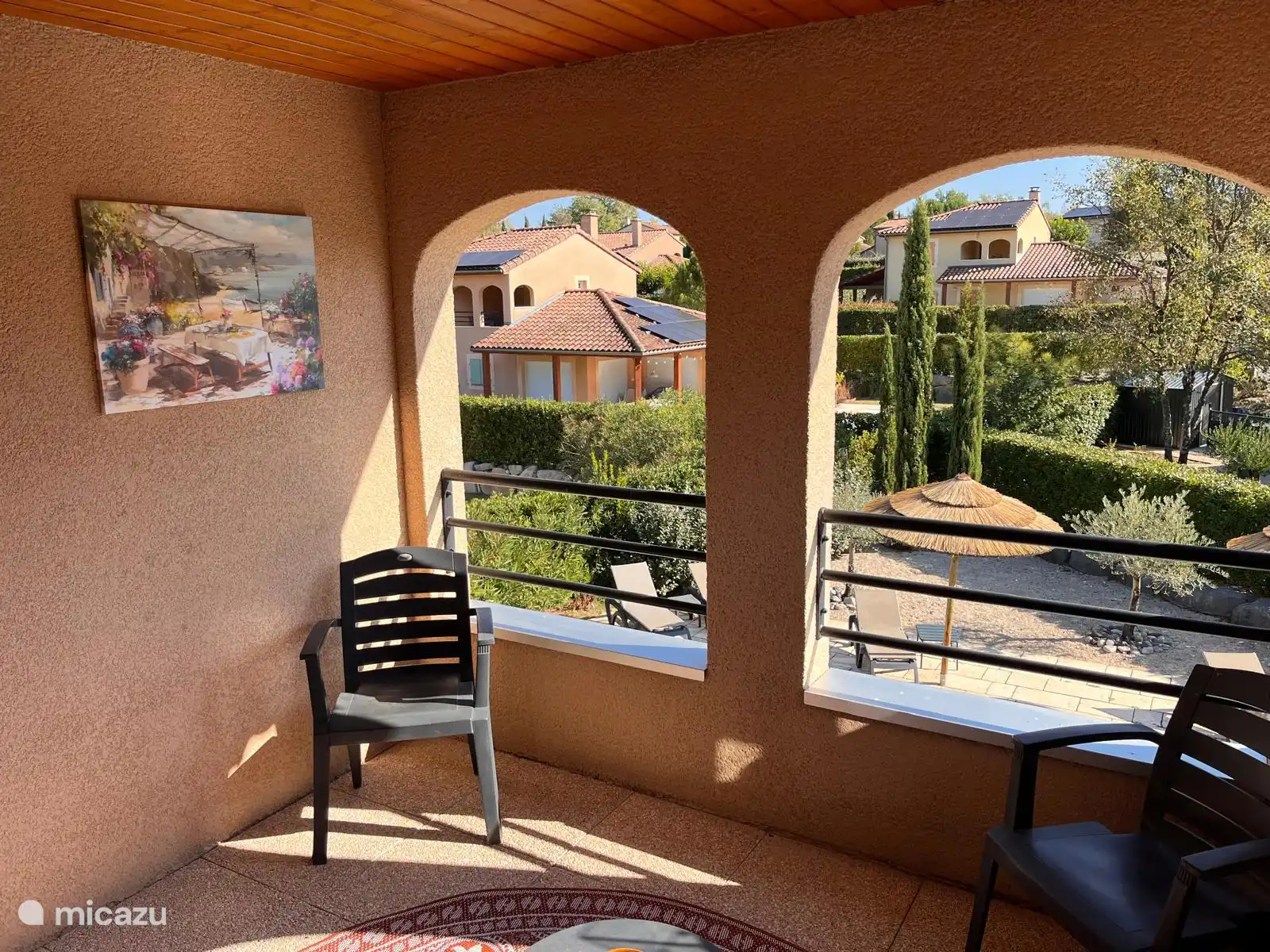 Ruim balkon met zitje en uitzicht over het park