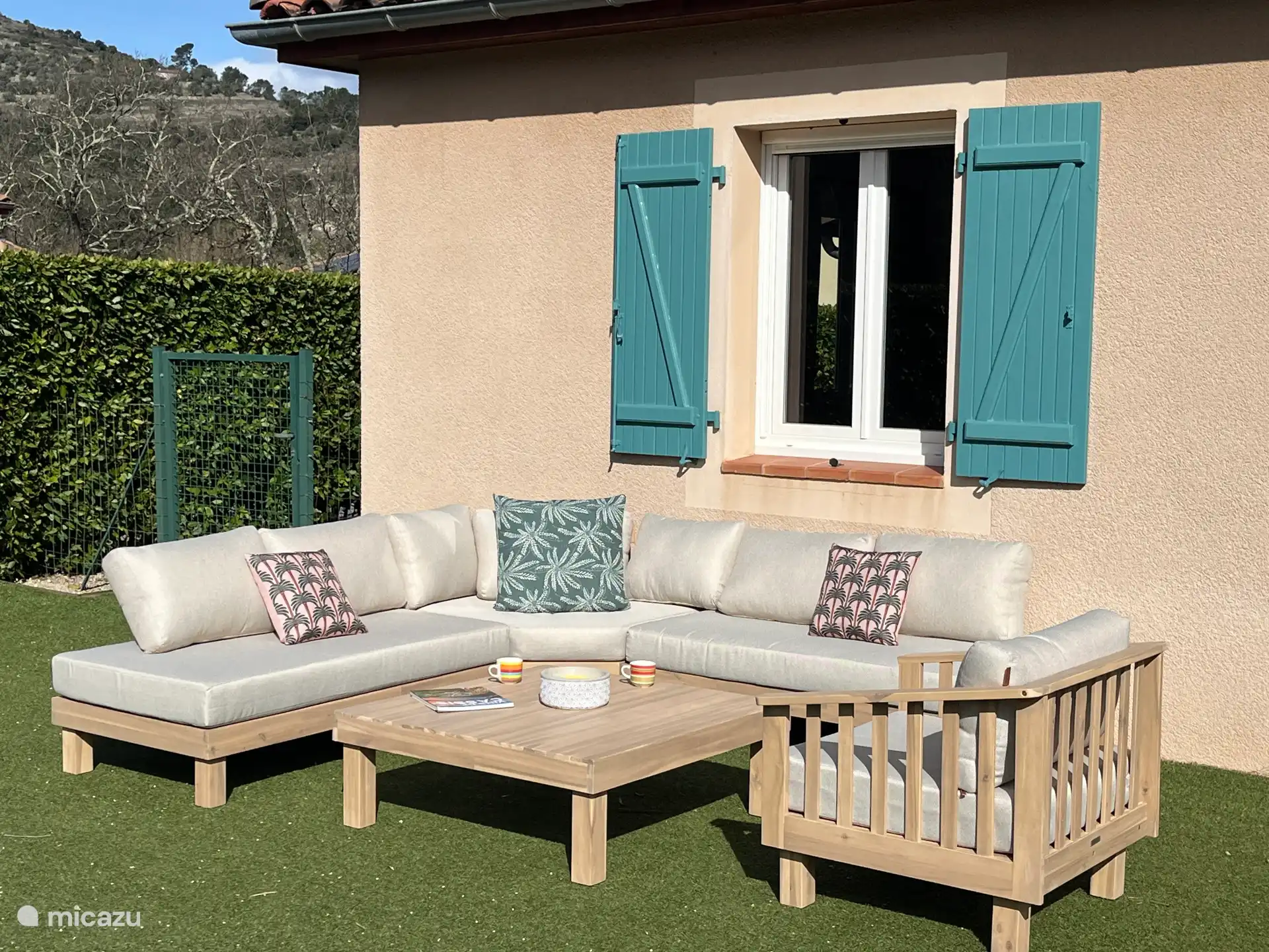 Un sofá encantador junto a la pista de jeu-de-boules