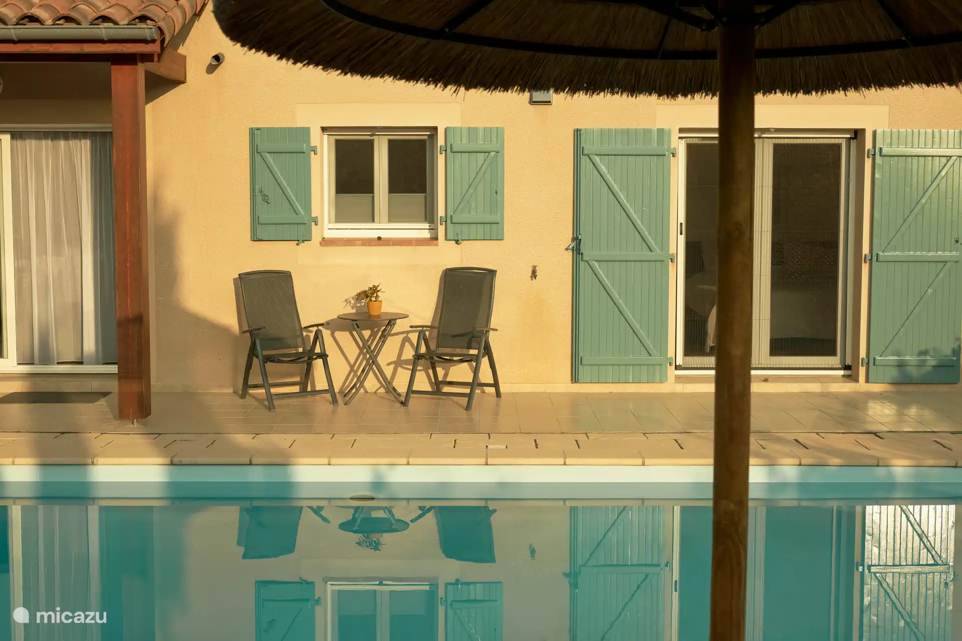 Disfruta del sol de la mañana bajo la ventana de la cocina.