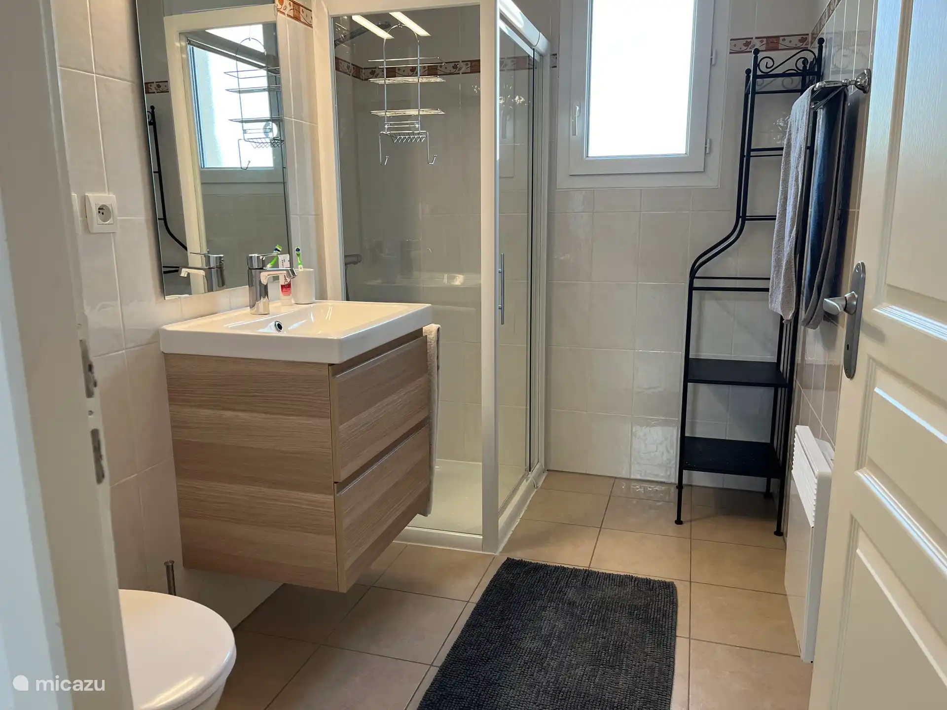 Badkamer boven met toilet en badmeubel