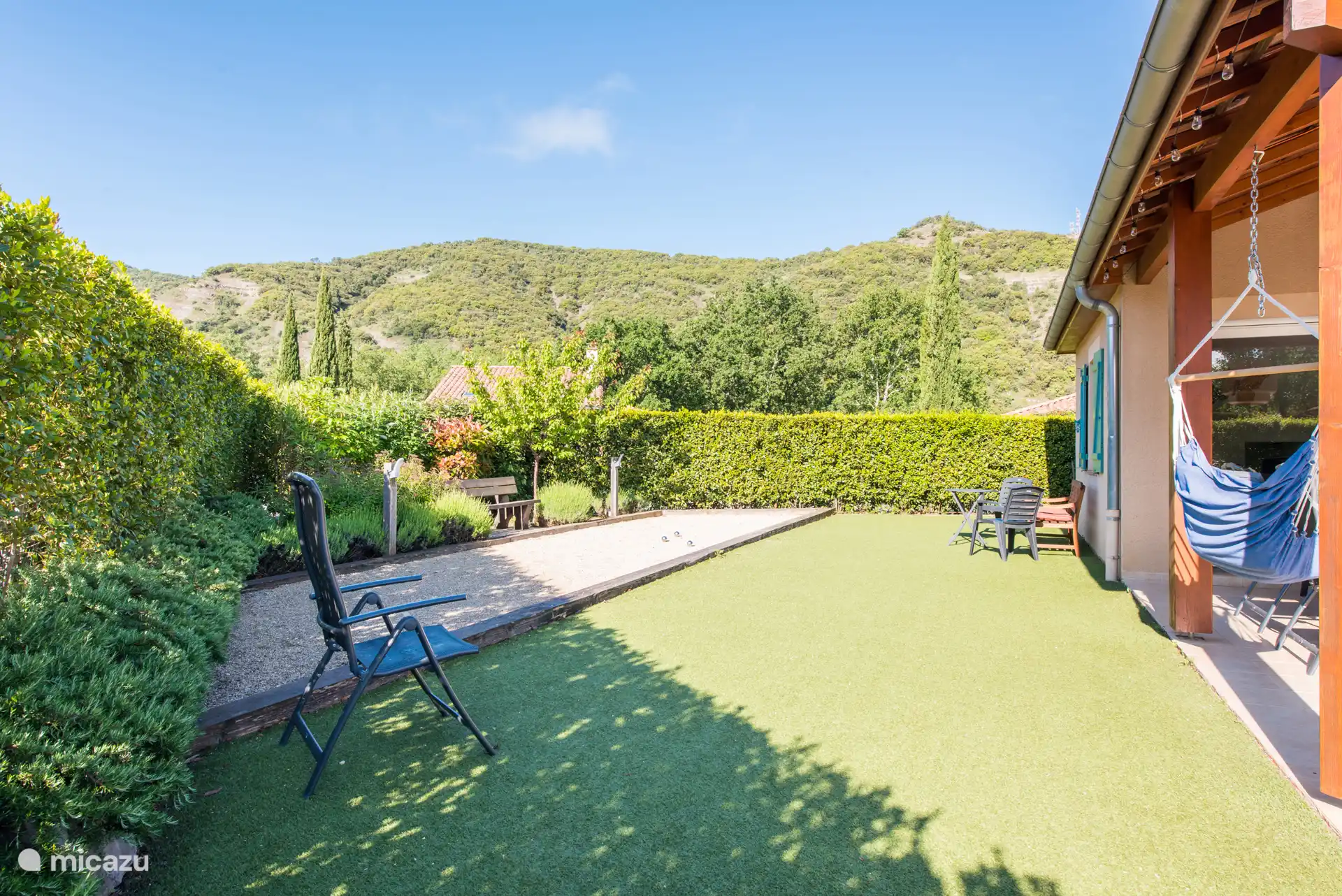 Pista privada de petancas con iluminación.