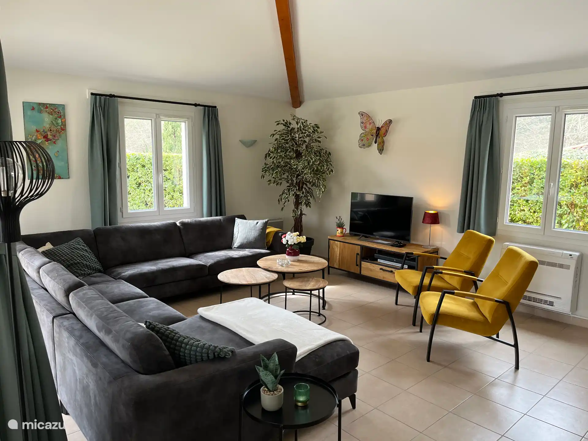 Woonkamer met ruime hoekbank en grote Smart TV met alle mogelijkheden en zenders