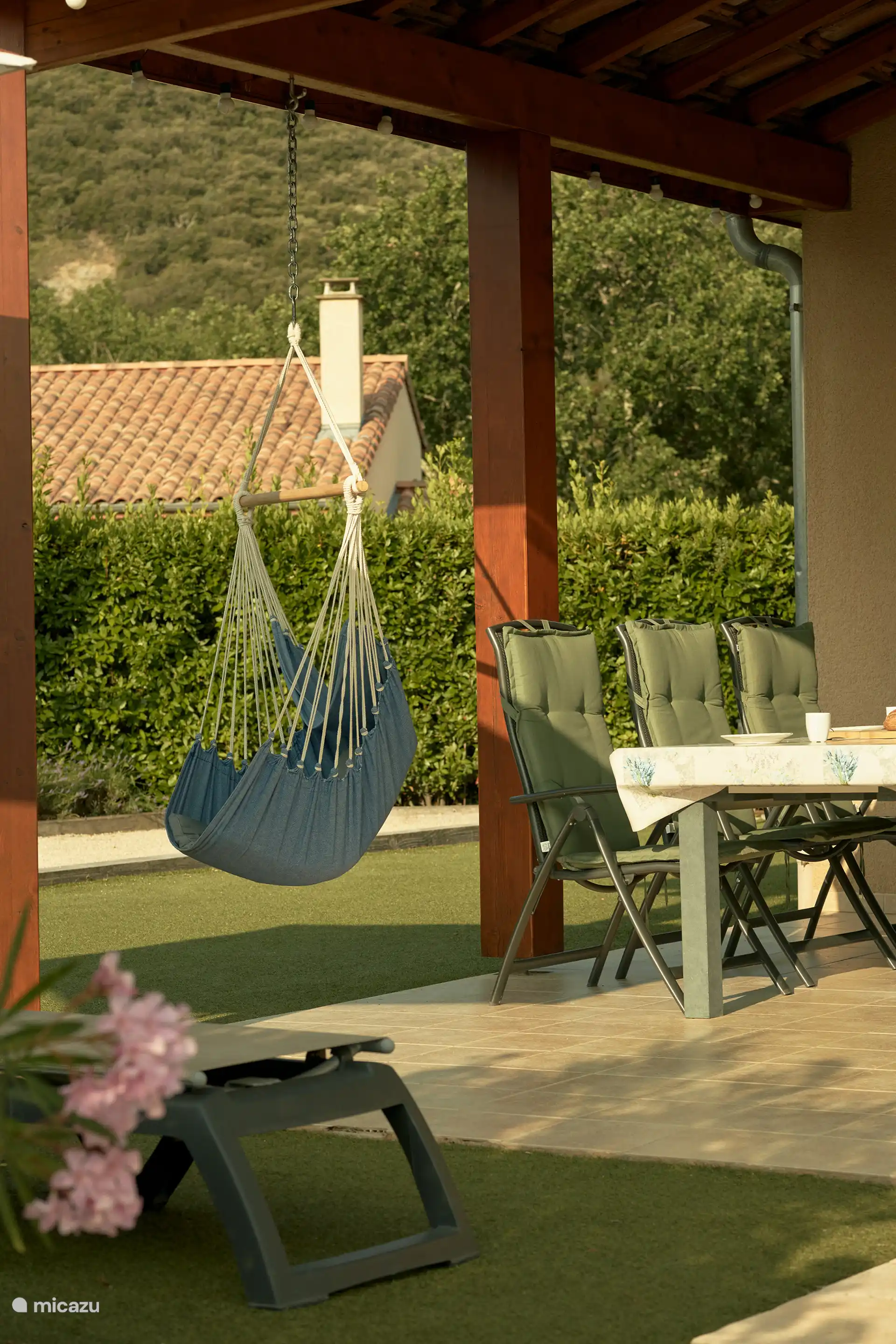 Una silla colgante para relajarse.