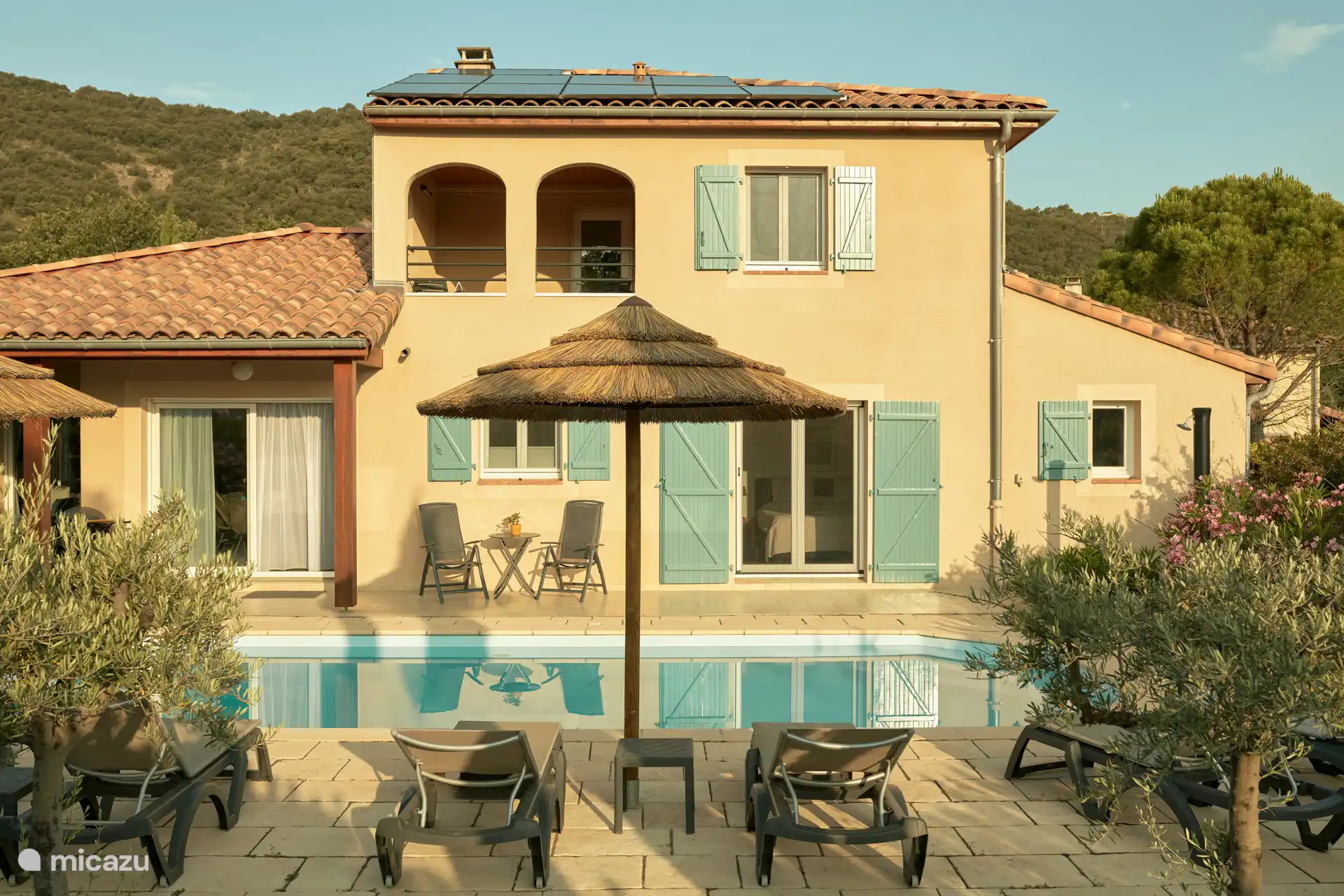 Disfruta del sol de la mañana junto a la piscina.