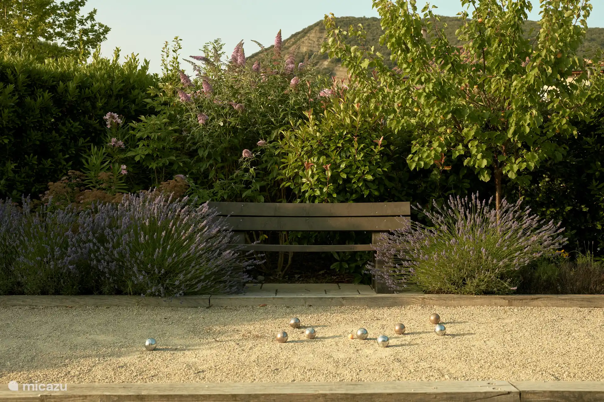 Pista privada de petancas con iluminación.