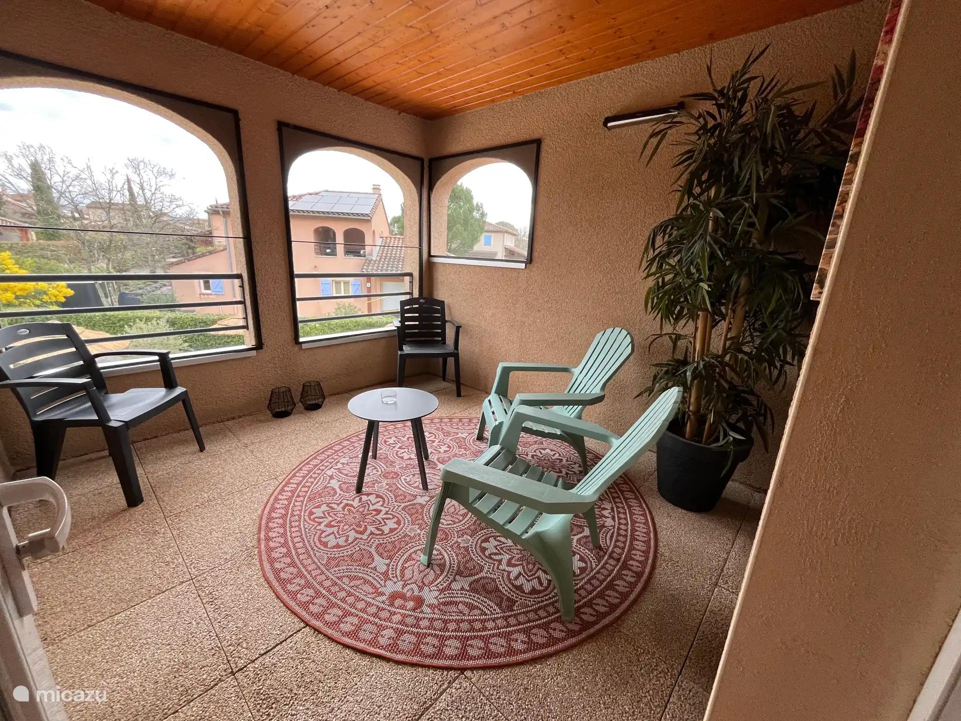 Un balcón espacioso con asientos acogedores e iluminación, equipado con mosquiteras, en la primera planta. Disfruta de unas vistas preciosas del parque.