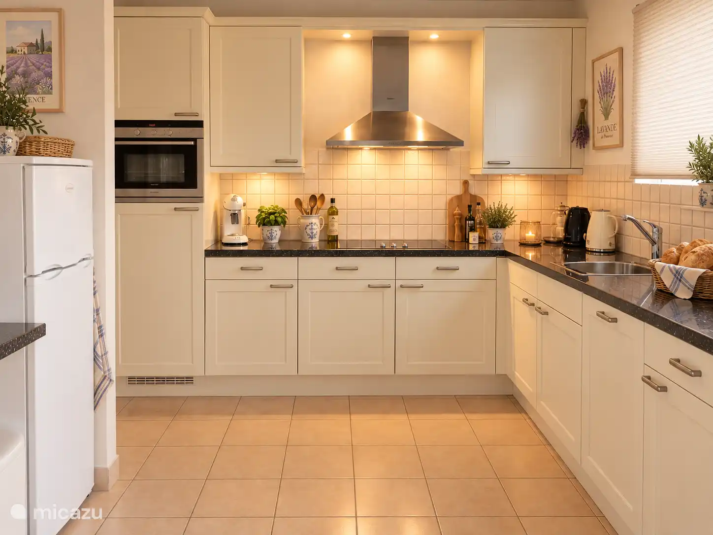 Ruime keuken met koelkasten, oven/magnetron, Senseo én koffieapparaat, waterkoker en erg compleet ingericht voor een heerlijk verblijf met 8 personen.