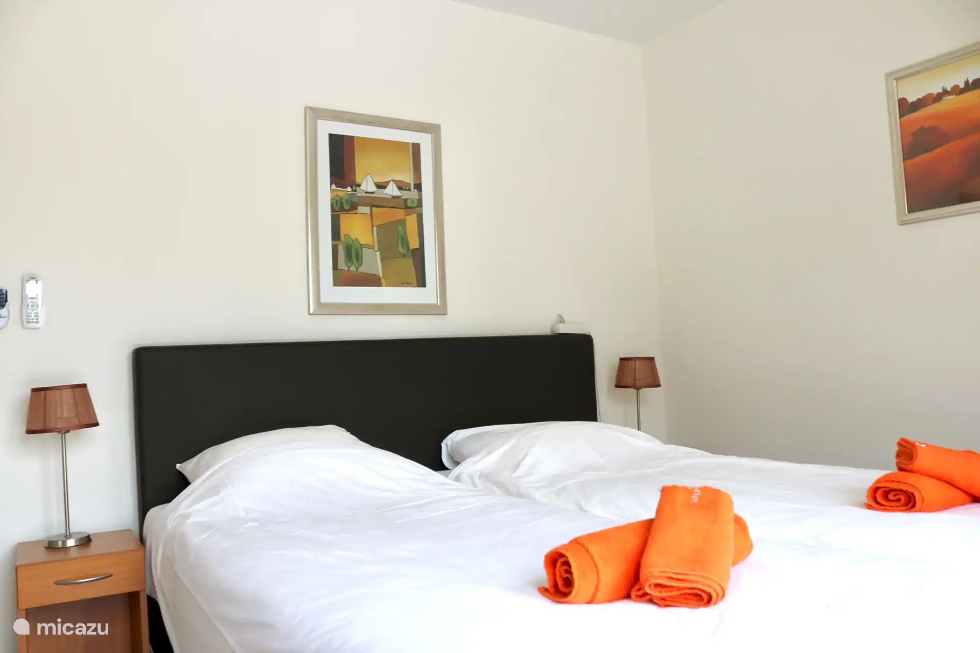 Master bedroom beneden (zwembadzijde): Pullman boxspring, airco, plafondventilator, hordeur en luiken.