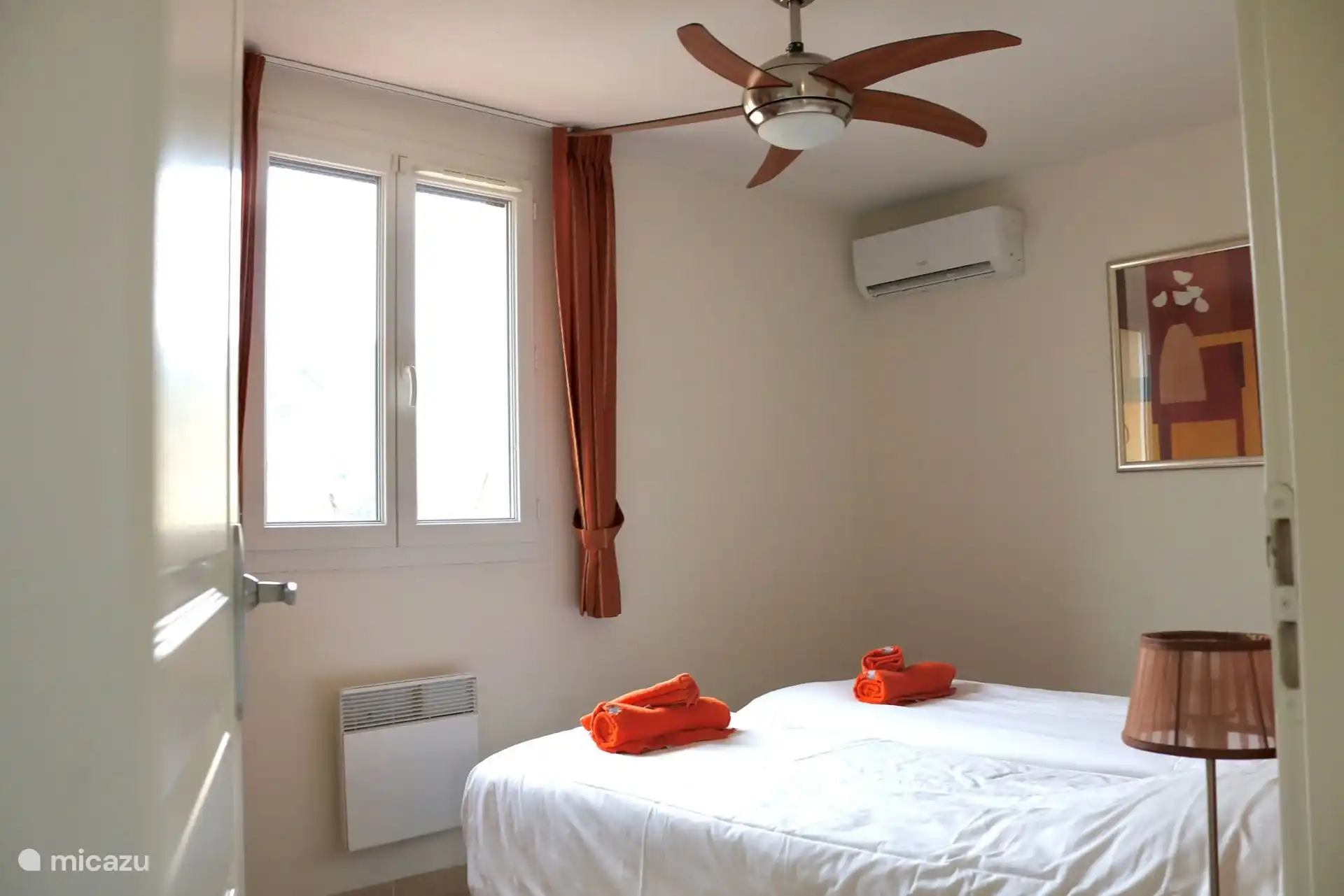 Slaapkamer boven (voorzijde): boxspring, airco, plafondventilator, rolhor en luiken.