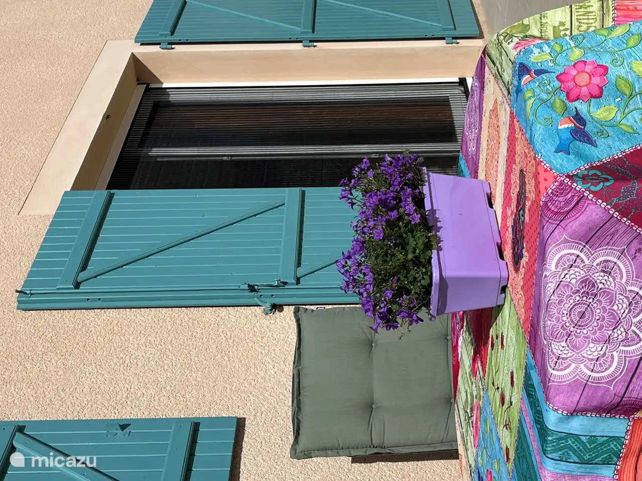 Rond het zwembad zijn diverse zithoekjes