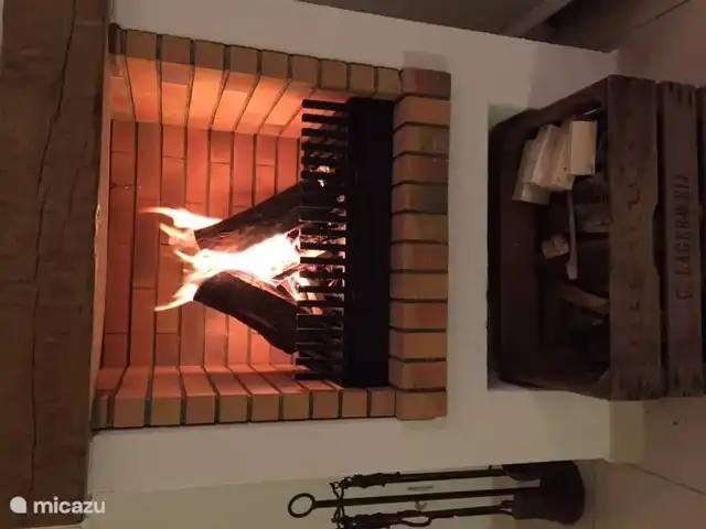 In het voor- en naseizoen kan men de gezellige open haard stoken in de woonkamer.