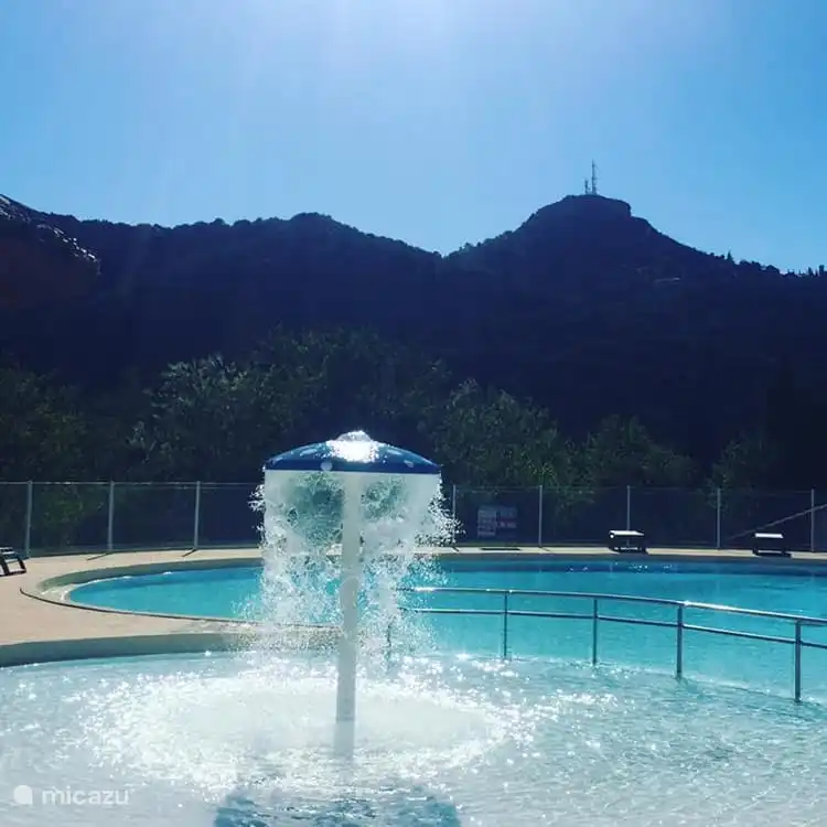 Op het park bevindt zich ook een groot gemeenschappelijk zwembad met een gezellige receptie/bar en ligbedden