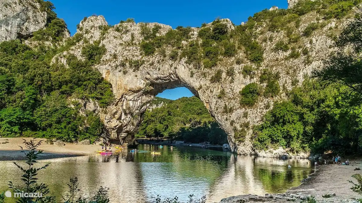 De natuurlijk gevormde boog over de rivier de Ardèche op 10 minuten afstand van onze villa.