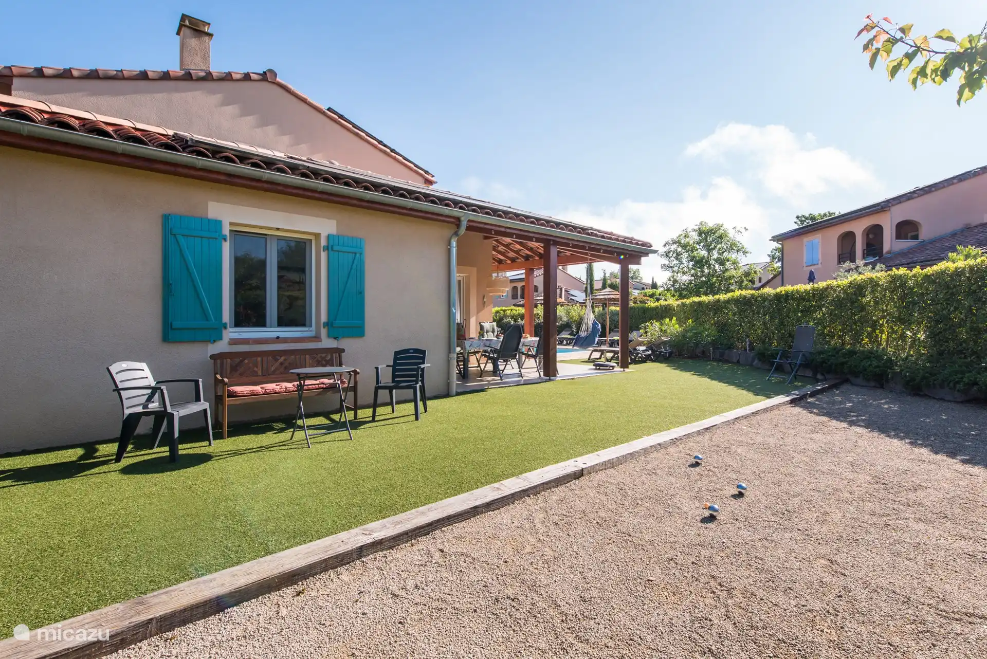 Een privé jeu-de-boules baan met verlichting.