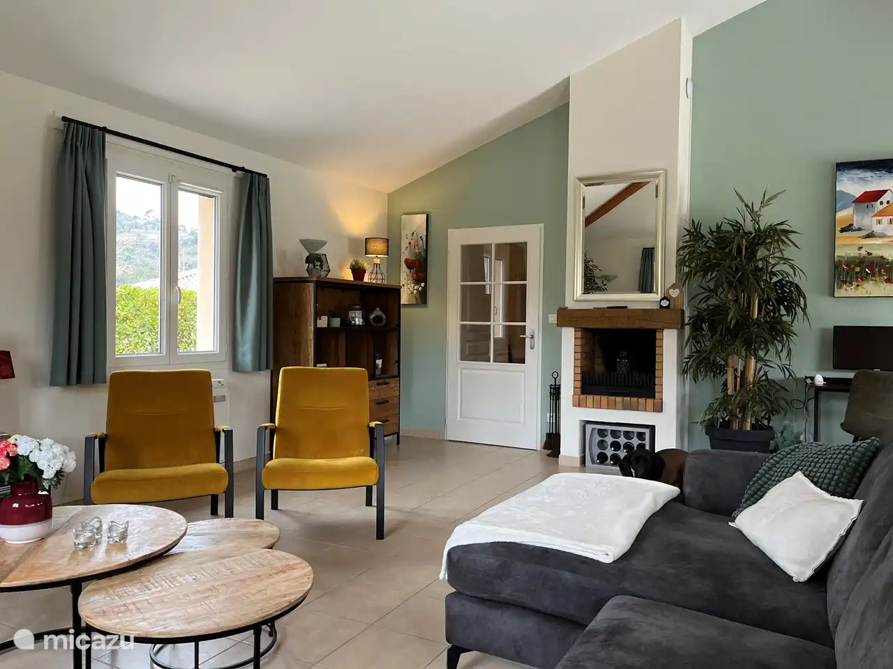 Twee fleurige fauteuils in de zithoek.