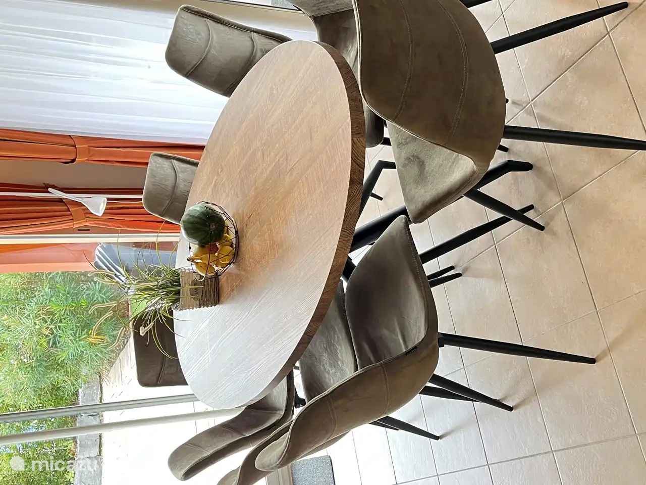 Mango houten eettafel met 8 stoelen in de eethoek