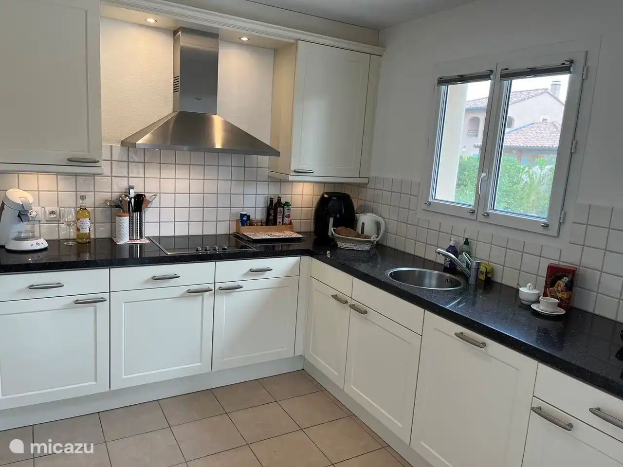 Ruime keuken voorzien van 2 koelkasten, combi-oven, vaatwasser, koffie-app, Senseo, waterkoker etc.