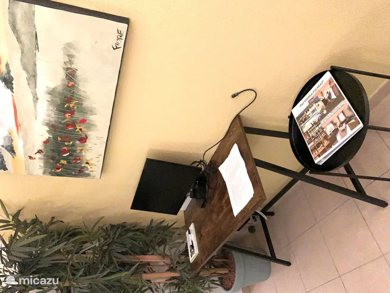 Werkplek in de woonkamer. De villa beschikt over gratis WiFi.