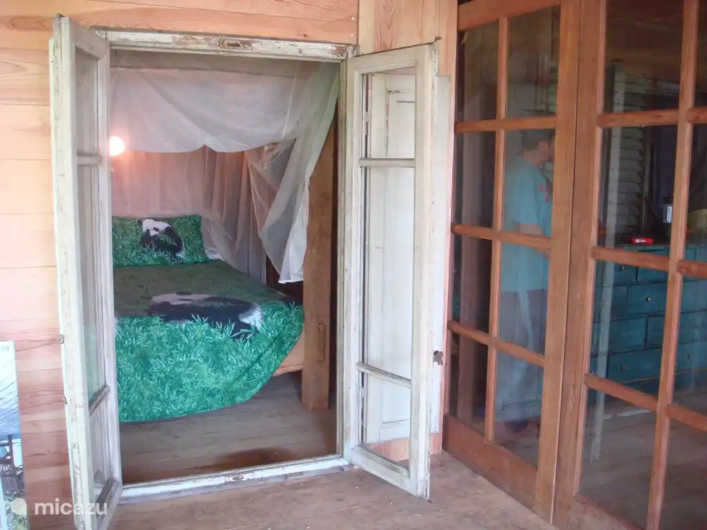 Schauen Sie in das Schlafzimmer.