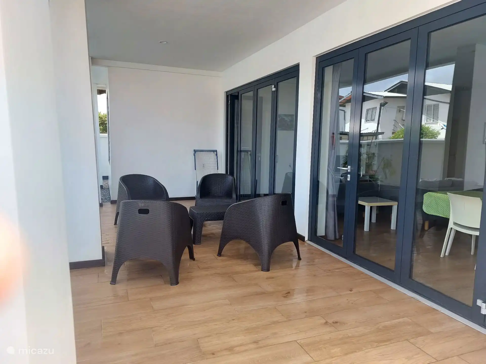 überdachte Terrasse mit Sitzgelegenheiten 