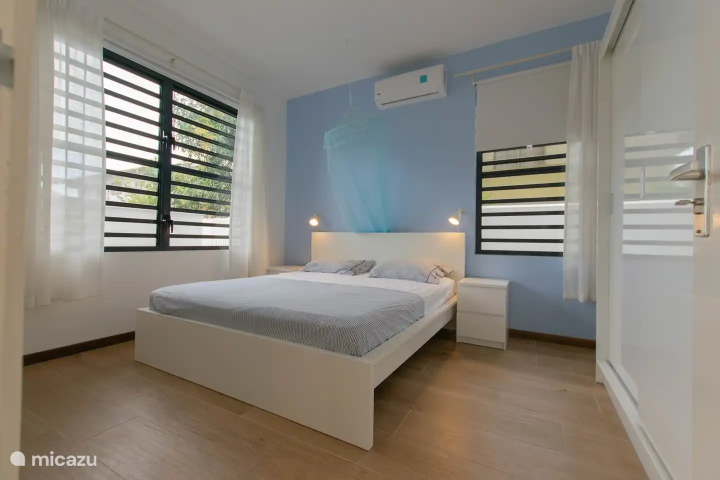 Schlafzimmer 1 mit Einbauschränken. Airco und Moskitonetz.