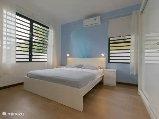 Location de Vacances Suriname, Paramaribo, Paramaribo, appartement - Icare IV Chambre 1 avec placards, climatisation et moustiquaire.