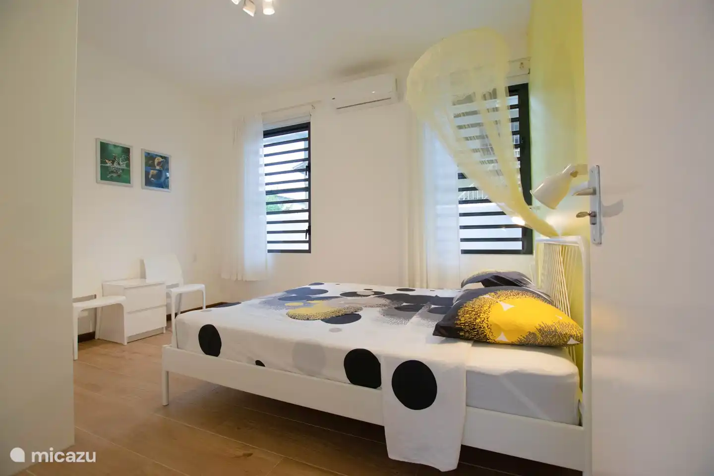 Schlafzimmer 2 mit Klimaanlage und Moskitonetz