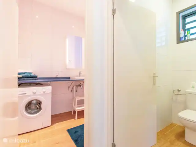 Location de Vacances Suriname, Paramaribo, Paramaribo, appartement - Icare IV hall aux toilettes et salle de bains.