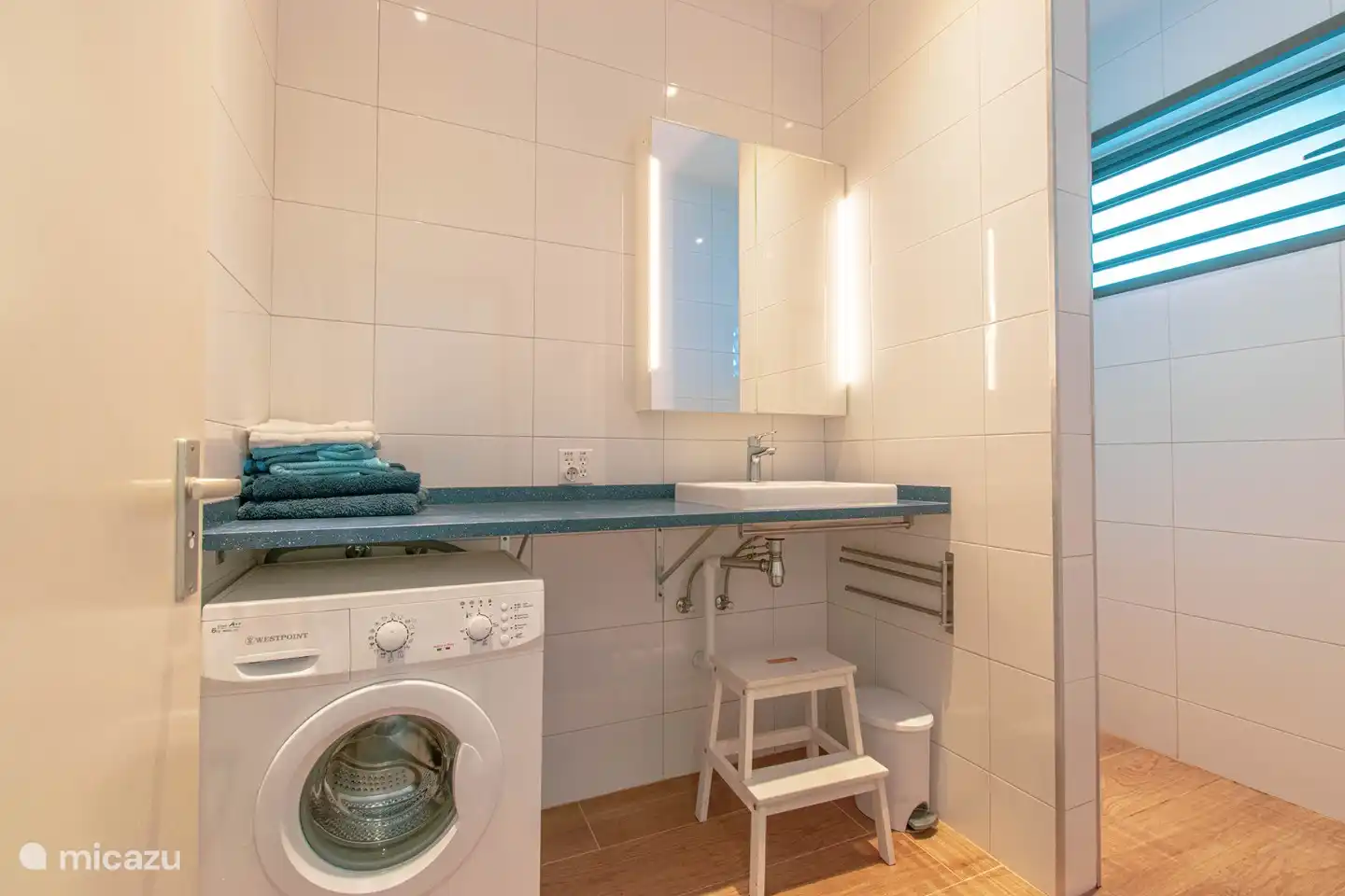 Bad mit ebenerdiger Dusche mit heißem Wasser