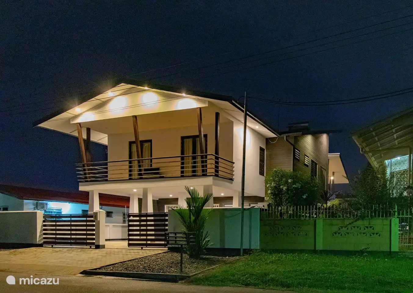 das Haus in der Nacht, gut beleuchtet von Sensoren