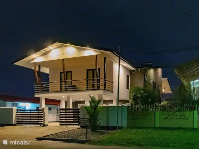 Location de Vacances Suriname, Paramaribo, Paramaribo, appartement - Icare IV La maison la nuit, bien éclairée au moyen de capteurs