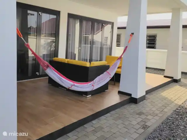 Location de Vacances Suriname, Paramaribo, Paramaribo, appartement - Icare IV Les portes-fenêtres donnent accès à la terrasse avec sièges et hamac