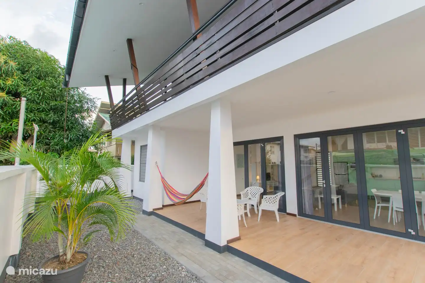 Hier sehen Sie den oberen Balkon etwas vor der Obergeschosswohnung.