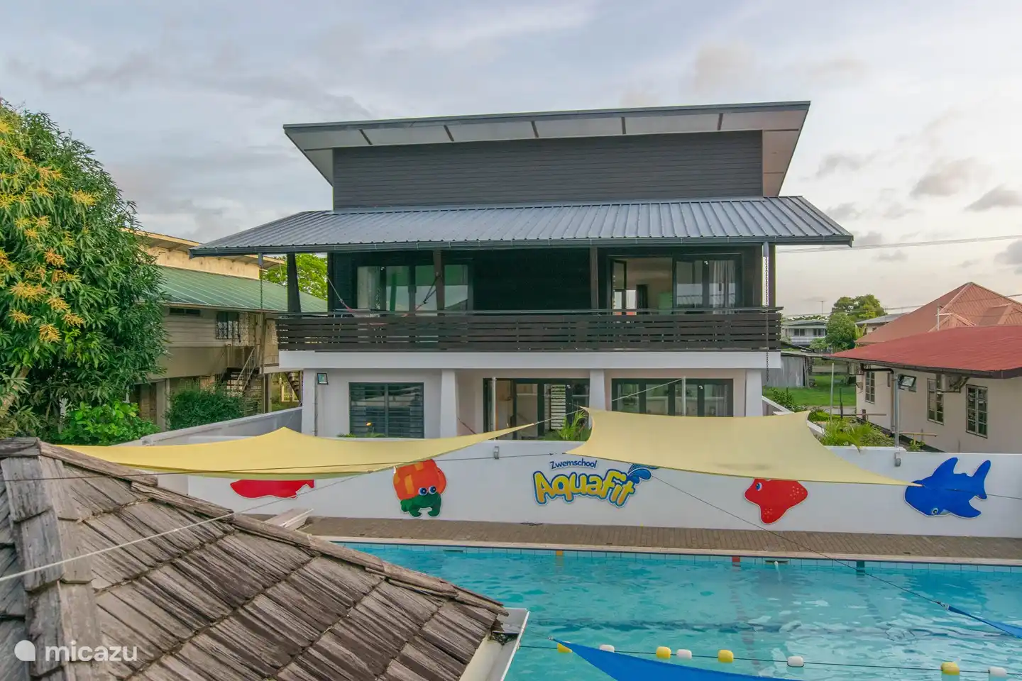 das gesamte Haus vom Haus am Pool aus gesehen.